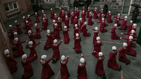  The Handmaid's Tale: Một câu chuyện u tối về chủng tộc và sự đấu tranh cho tự do!