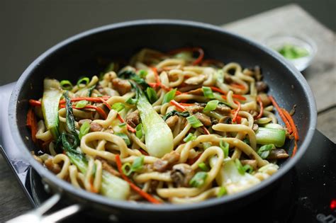 焼きうどん カロリー - なぜ私たちはカロリーを気にしながらも焼きうどんを食べ続けるのか？